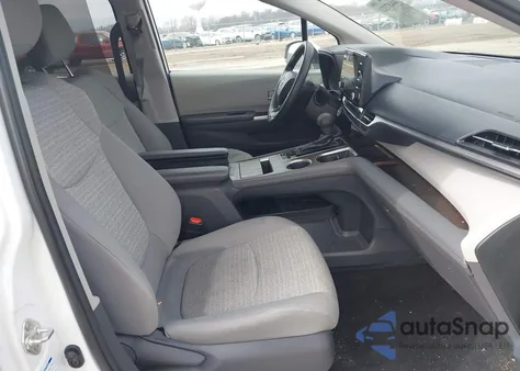 2021 Toyota Sienna Le z USA, uszkodzony, nr VIN 5TDBSKFC5MS023843